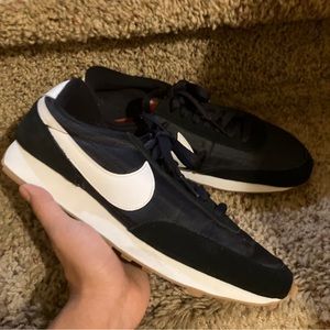 Size 9 - Nike Daybreak Low Black tennis shoes very clean